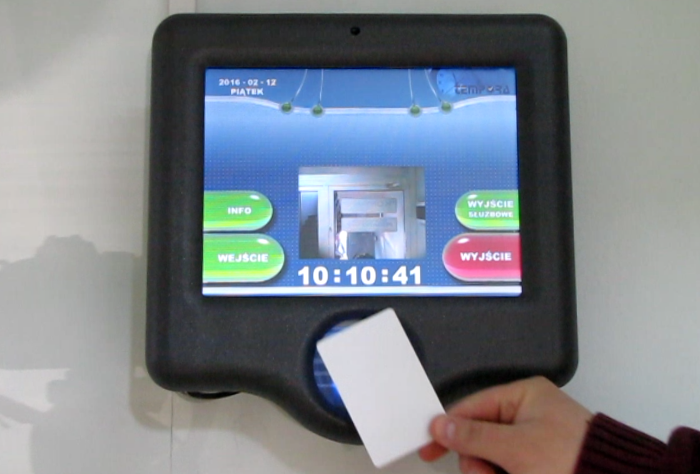 Samodzielny serwer systemu TEMPORA MK5 zintegrowany z ekranem dotykowym, kamerą oraz czytnikiem identyfikatorów zbliżeniowych
